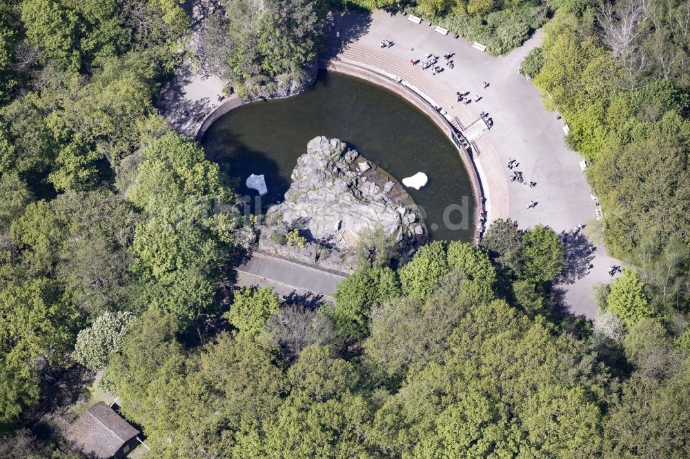 Luftaufnahme Berlin - Eisbären- Anlage im Zoogelände mit Besuchern im Tierpark im Ortsteil Friedrichsfelde im Bezirk Lichtenberg in Berlin