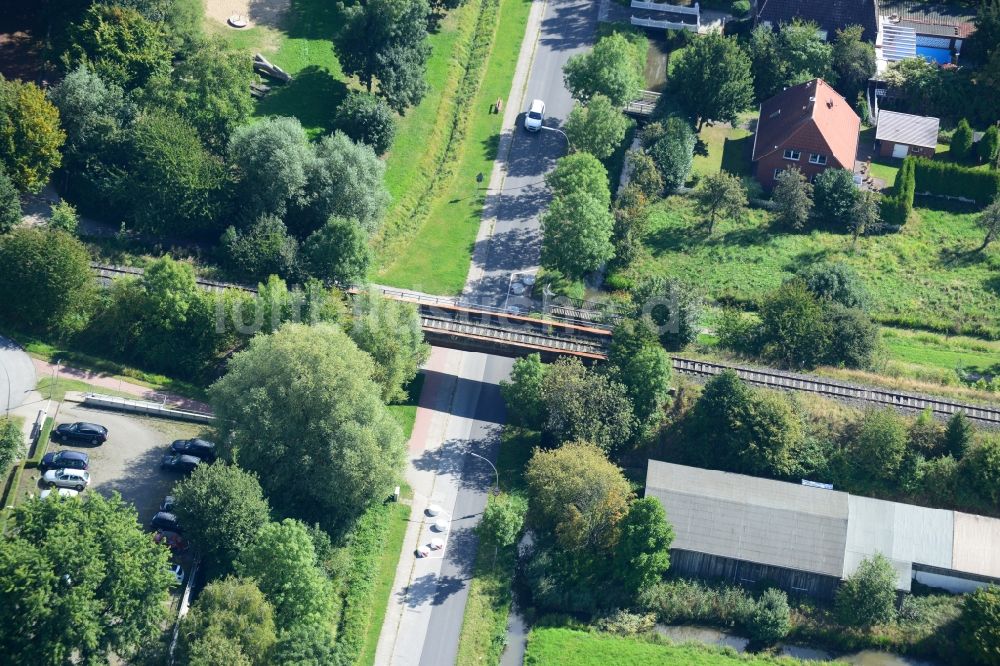 Luftbild Hamburg - Eisenbahn-Überführung über den Finkenwerder Landscheideweg in Hamburg-Finkenwerder