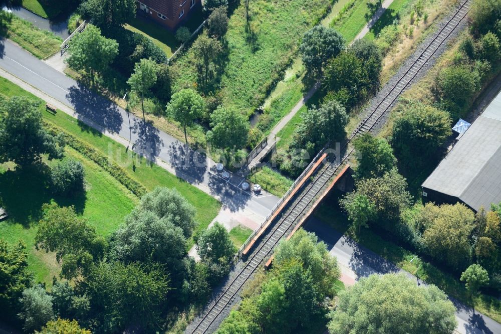 Luftaufnahme Hamburg - Eisenbahn-Überführung über den Finkenwerder Landscheideweg in Hamburg-Finkenwerder