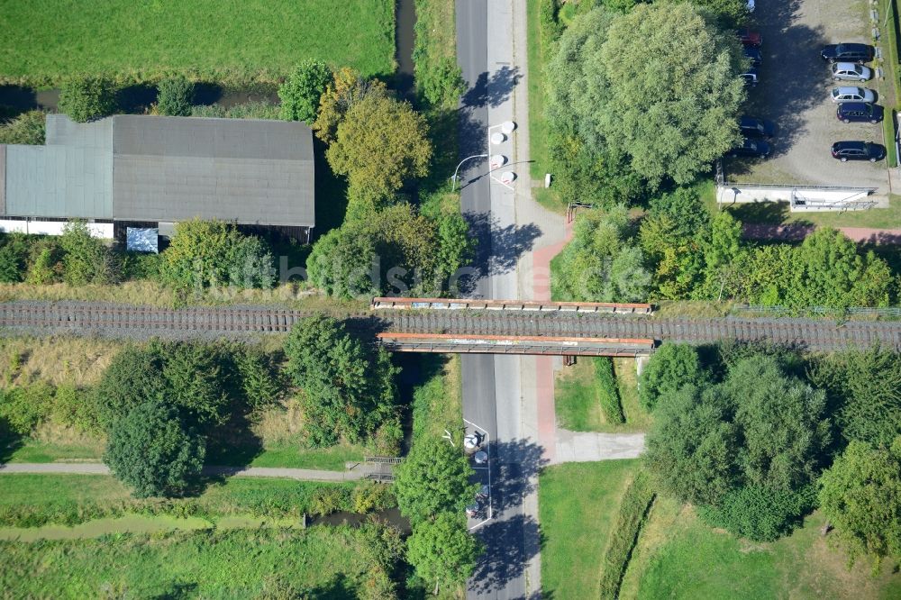 Hamburg von oben - Eisenbahn-Überführung über den Finkenwerder Landscheideweg in Hamburg-Finkenwerder