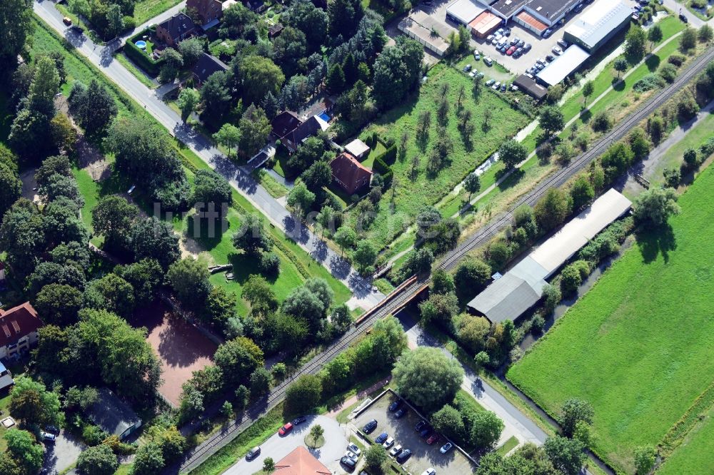 Luftbild Hamburg - Eisenbahn-Überführung über den Finkenwerder Landscheideweg in Hamburg-Finkenwerder