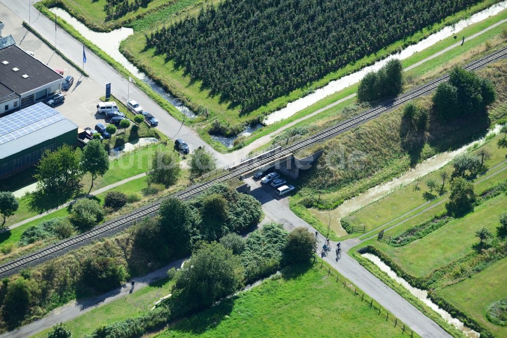 Luftbild Hamburg - Eisenbahn-Überführung über den Köterdamm in Hamburg-Finkenwerder