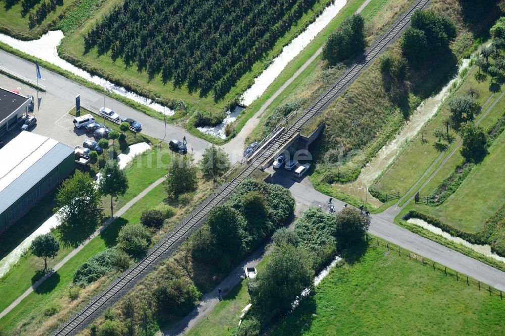 Hamburg von oben - Eisenbahn-Überführung über den Köterdamm in Hamburg-Finkenwerder