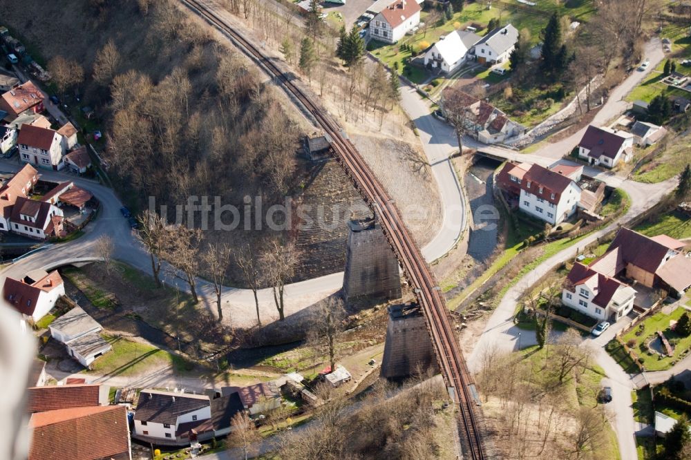 Angelroda aus der Vogelperspektive: Eisenbahn Brückenbauwerk in Angelroda im Bundesland Thüringen