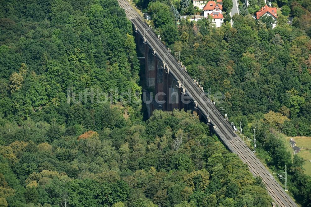 Pöhl von oben - Eisenbahn - Brückenbauwerk Elstertalbrücke in Pöhl im Bundesland Sachsen