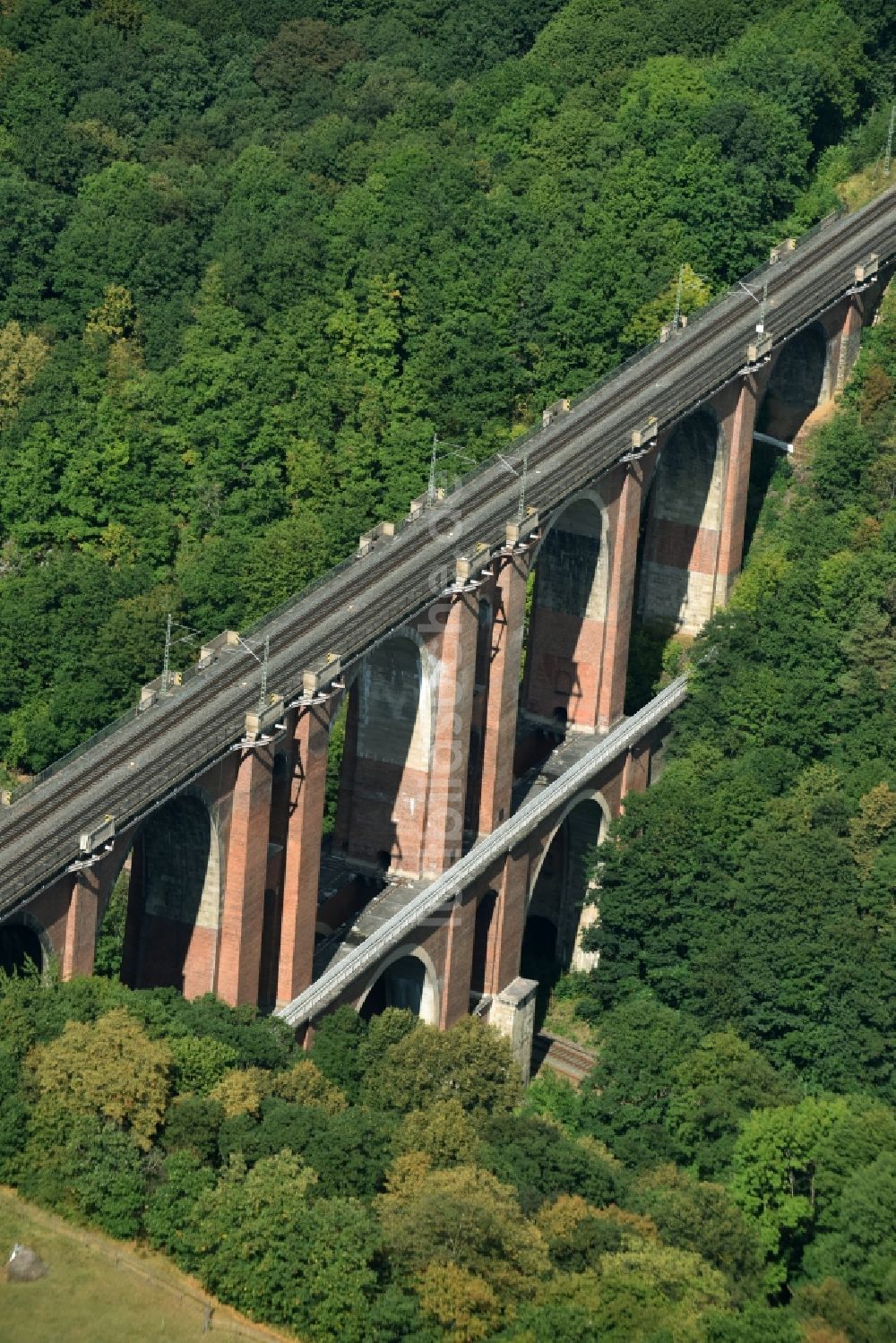 Pöhl von oben - Eisenbahn - Brückenbauwerk Elstertalbrücke in Pöhl im Bundesland Sachsen