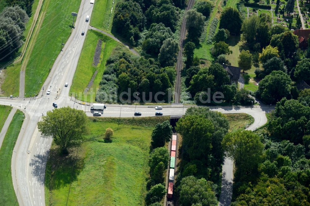 Luftaufnahme Hamburg - Eisenbahnüberführung Moorburger Elbdeich in Hamburg-Morrburg