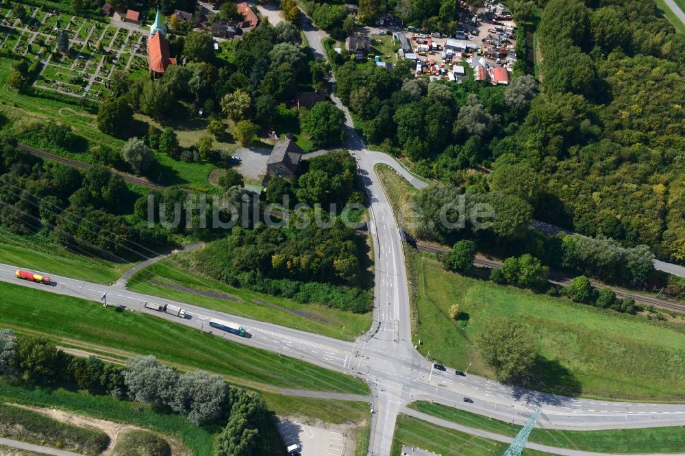 Hamburg von oben - Eisenbahnüberführung Moorburger Elbdeich in Hamburg-Morrburg