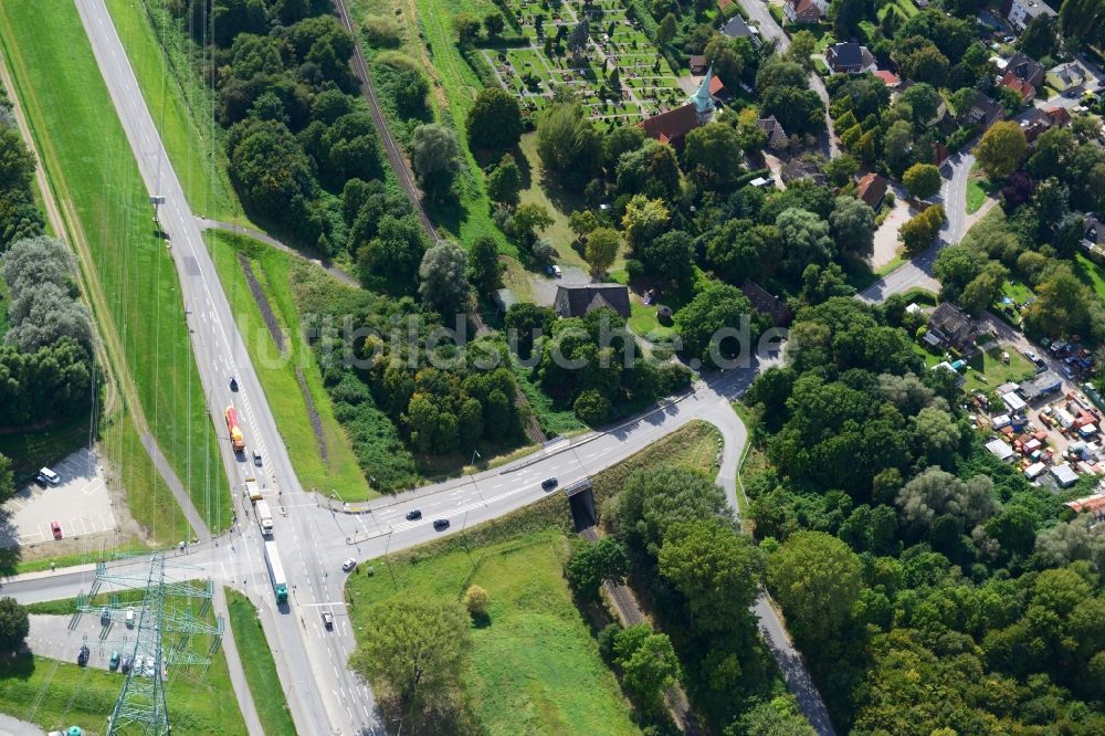 Hamburg von oben - Eisenbahnüberführung Moorburger Elbdeich in Hamburg-Morrburg