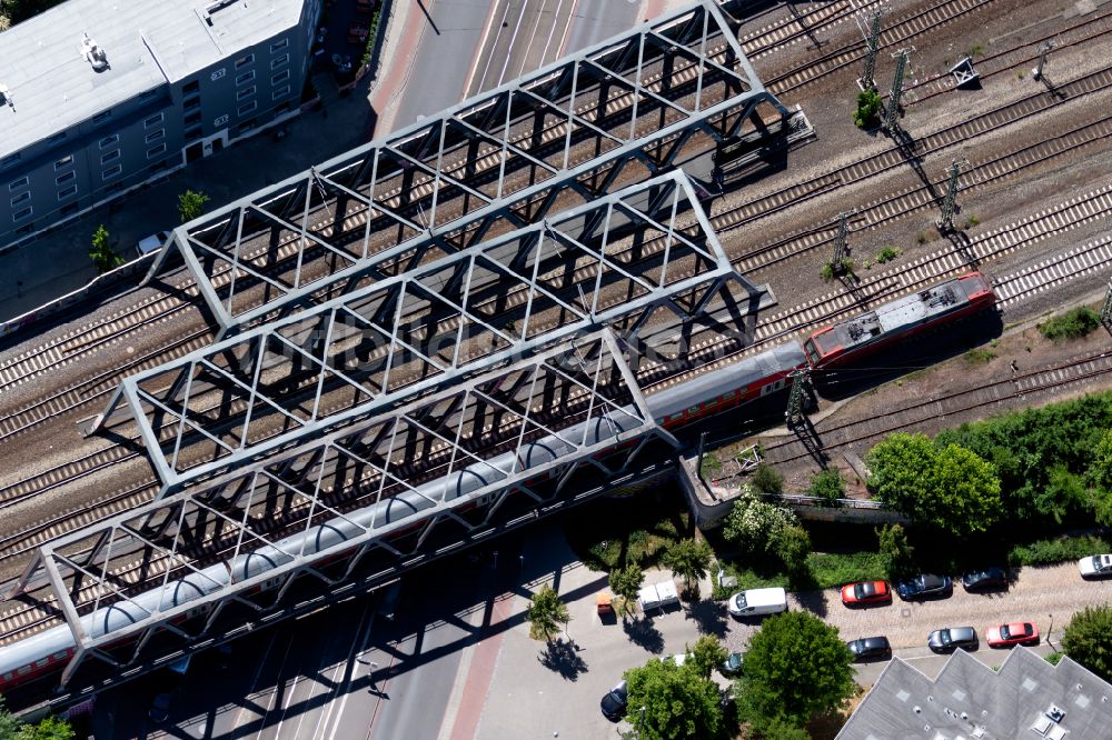 Bremen von oben - Eisenbahnbrücke über die Schwachhauser Heerstraße am Hauptbahnhof Bremen in Bremen, Deutschland