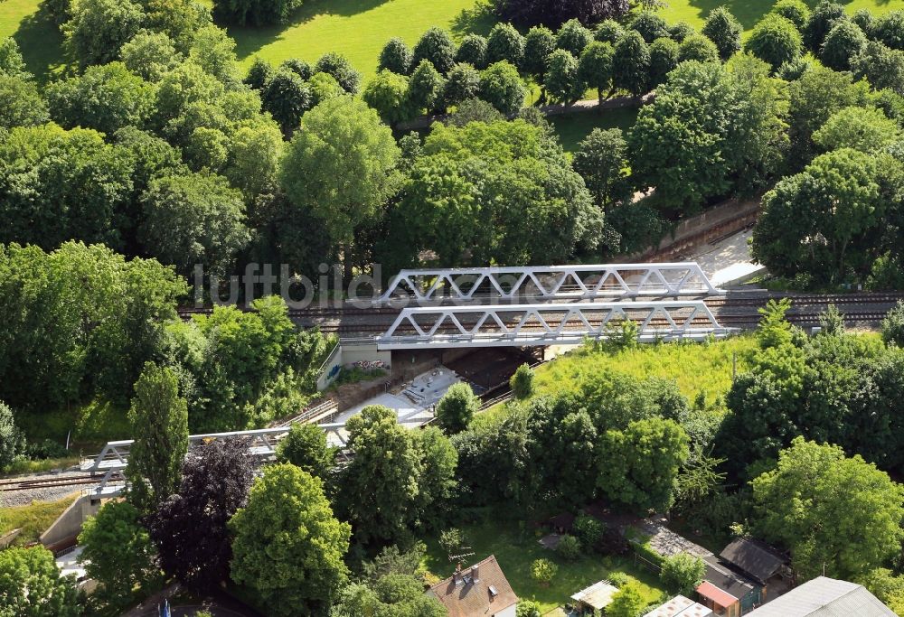 Arnstadt von oben - Eisenbahnbrücke am Dammweg in Arnstadt im Bundesland Thüringen