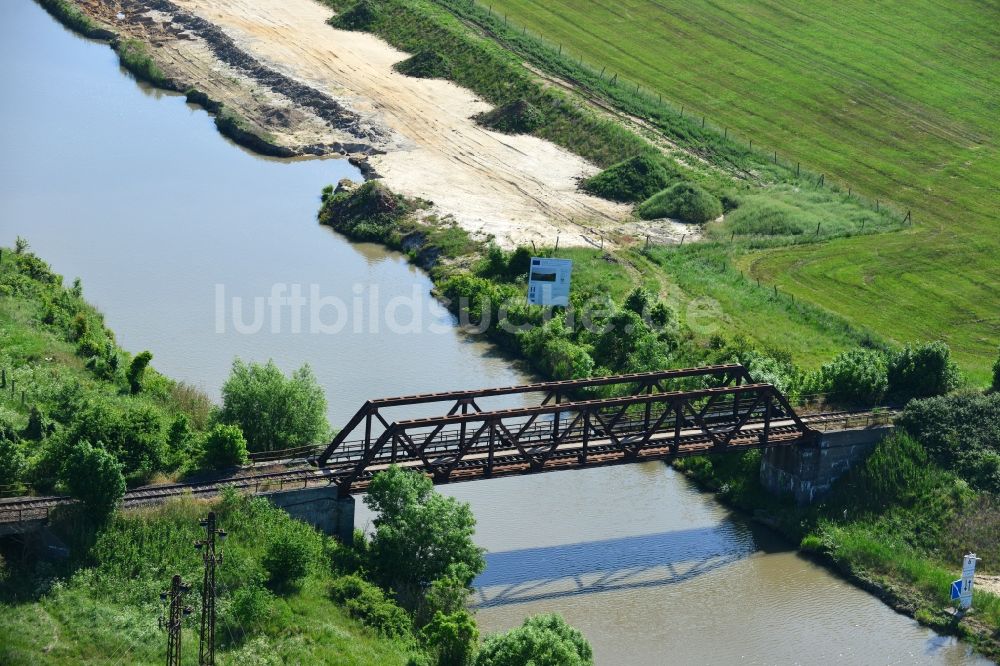 Elbe-Parey von oben - Eisenbahnbrücke Güsen-Jerichow über dem Elbe-Havel-Kanal im Bundesland Sachsen-Anhalt