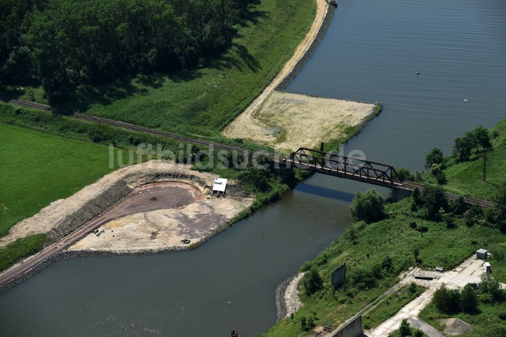 Elbe-Parey von oben - Eisenbahnbrücke Güsen-Jerichow über dem Elbe-Havel-Kanal im Bundesland Sachsen-Anhalt