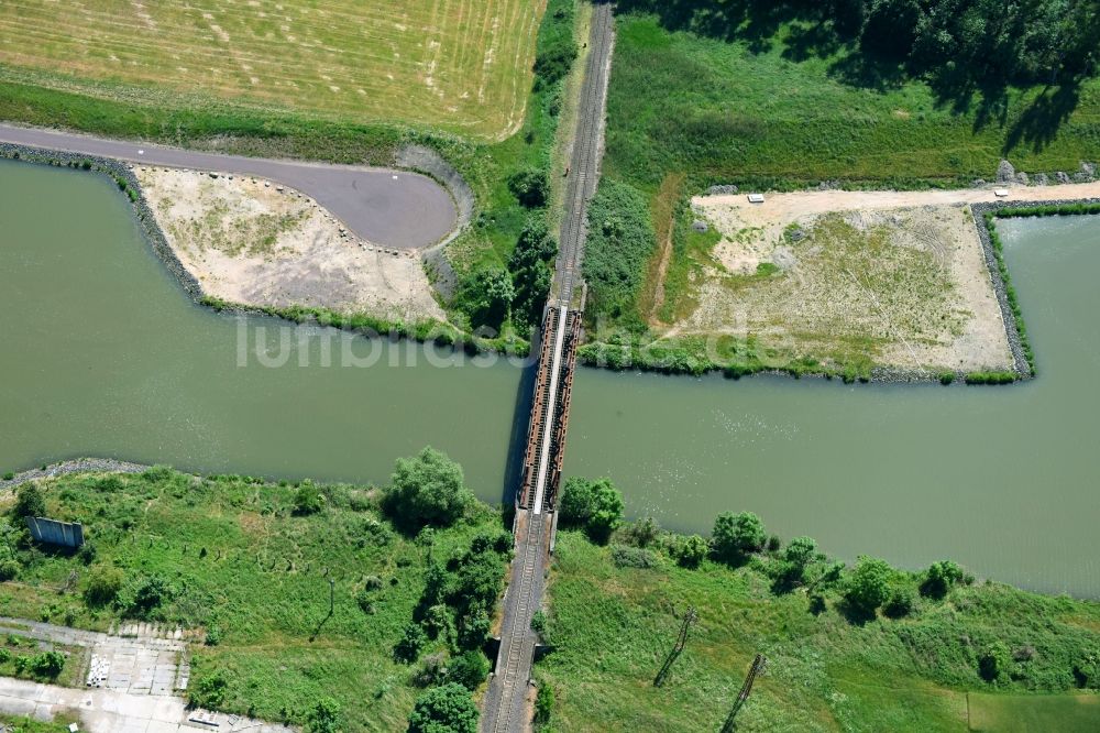 Elbe-Parey aus der Vogelperspektive: Eisenbahnbrücke Güsen-Jerichow über dem Elbe-Havel-Kanal im Bundesland Sachsen-Anhalt