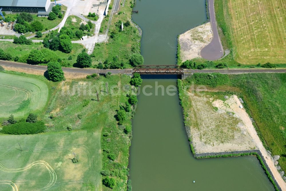 Luftaufnahme Elbe-Parey - Eisenbahnbrücke Güsen-Jerichow über dem Elbe-Havel-Kanal im Bundesland Sachsen-Anhalt