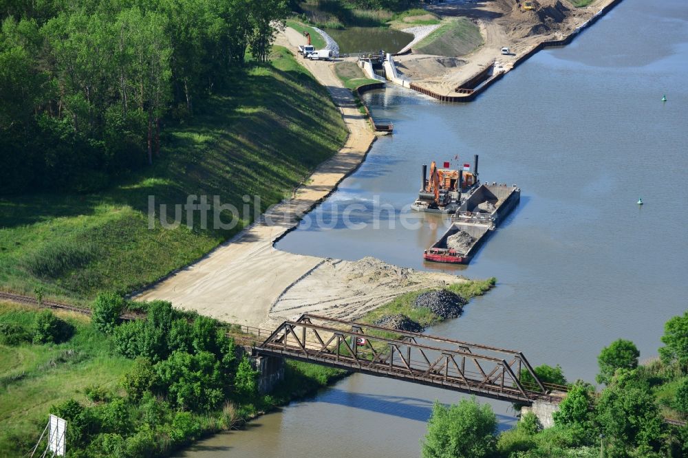 Luftbild Elbe-Parey - Eisenbahnbrücke Güsen-Jerichow und das Oberwasser Wehr Zerben am Elbe-Havel-Kanal im Bundesland Sachsen-Anhalt