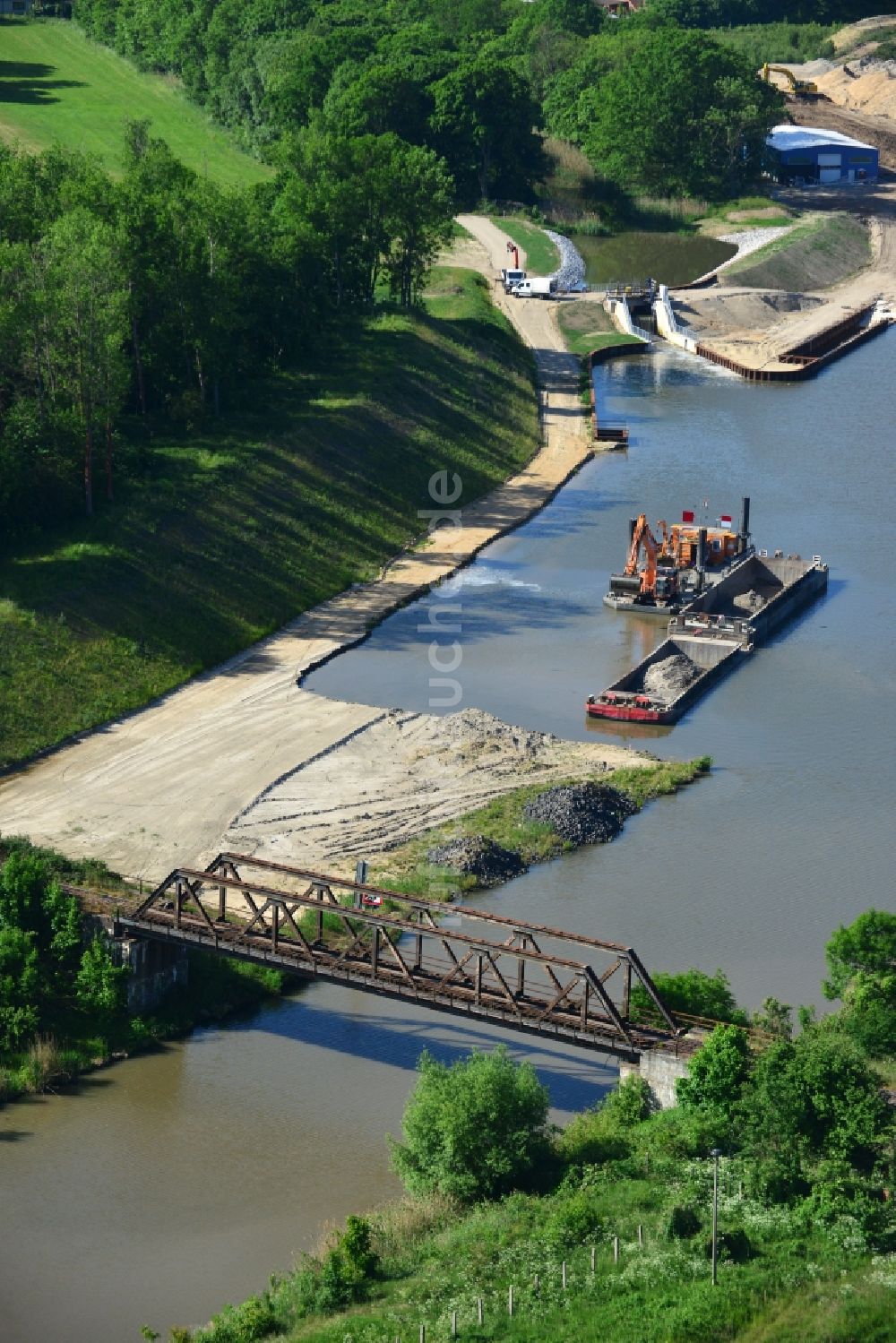 Luftaufnahme Elbe-Parey - Eisenbahnbrücke Güsen-Jerichow und das Oberwasser Wehr Zerben am Elbe-Havel-Kanal im Bundesland Sachsen-Anhalt