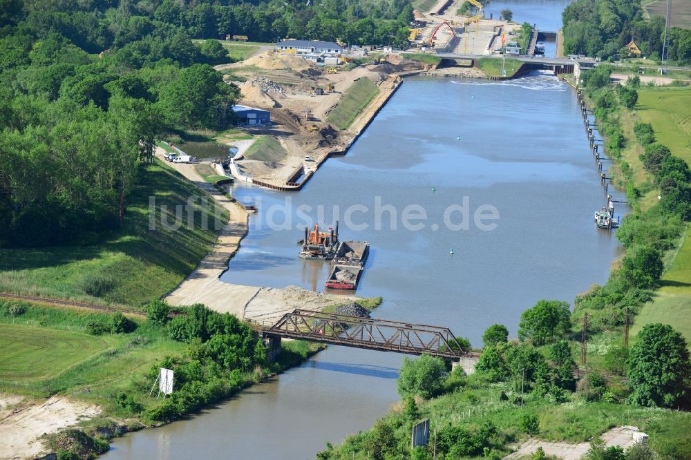 Elbe-Parey von oben - Eisenbahnbrücke Güsen-Jerichow, das Oberwasser Wehr und Zerbener Brücke an der Schleuse am Elbe-Havel-Kanal im Bundesland Sachsen-Anhalt