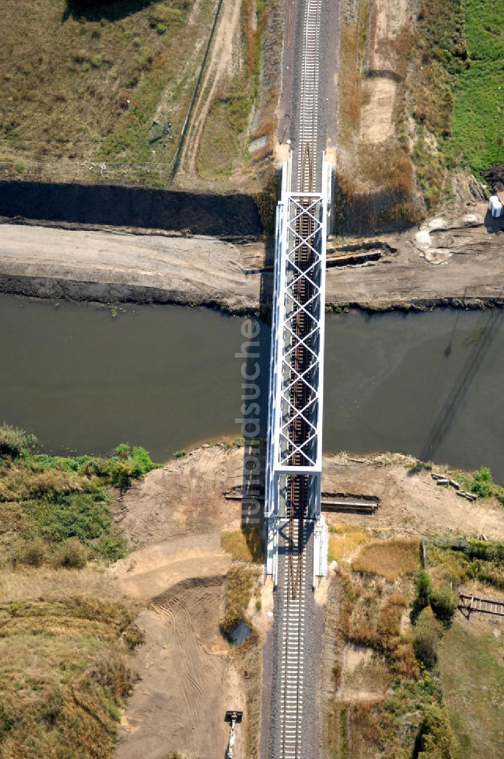 GENTHIN aus der Vogelperspektive: Eisenbahnbrücke Roßdorfer Altkanal in Genthin