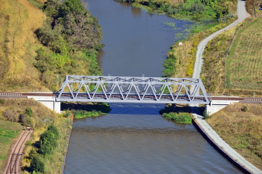 Genthin aus der Vogelperspektive: Eisenbahnbrücke Roßdorfer Altkanal in Genthin im Bundesland Sachsen-Anhalt