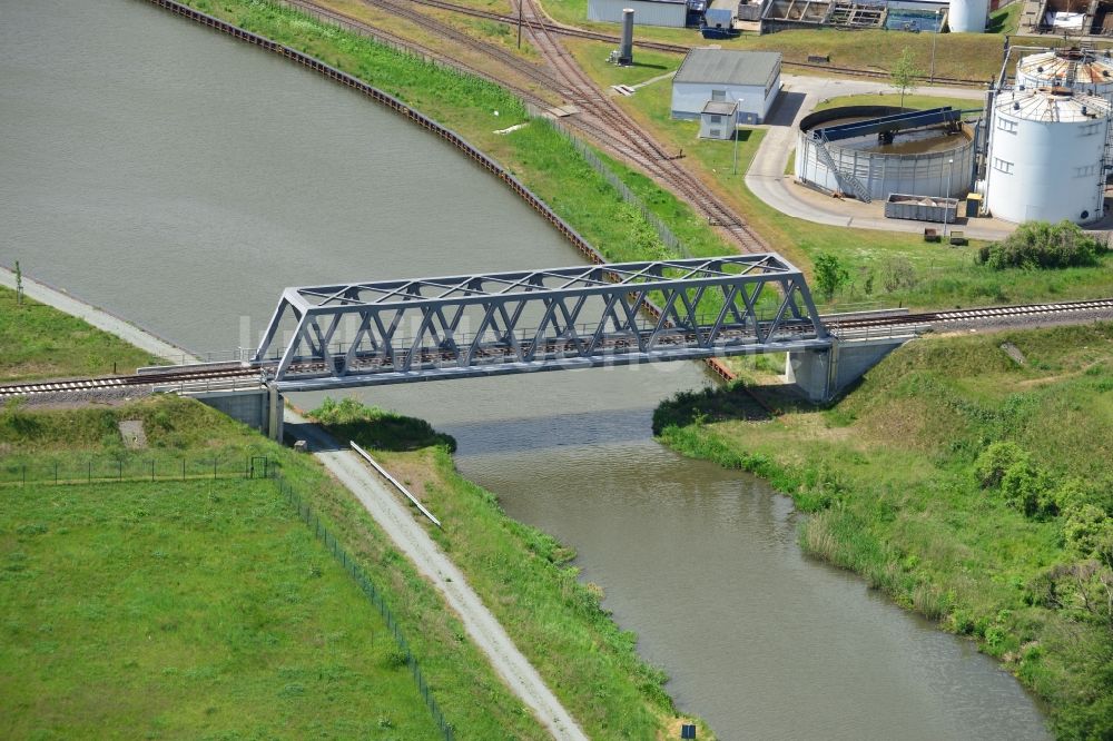 Genthin von oben - Eisenbahnbrücke Roßdorfer Altkanal in Genthin im Bundesland Sachsen-Anhalt