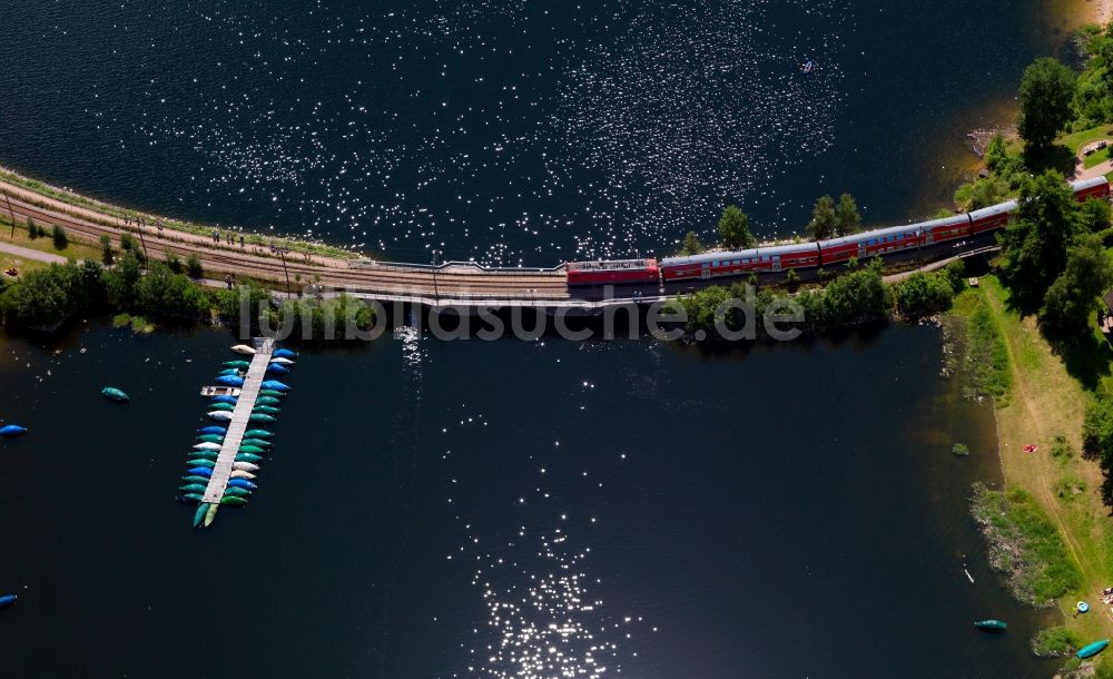 Schluchsee von oben - Eisenbahnbrücke, Zug und Bootssteg im Schluchsee in der gleichnamigen Gemeinde im Bundesland Baden-Württemberg