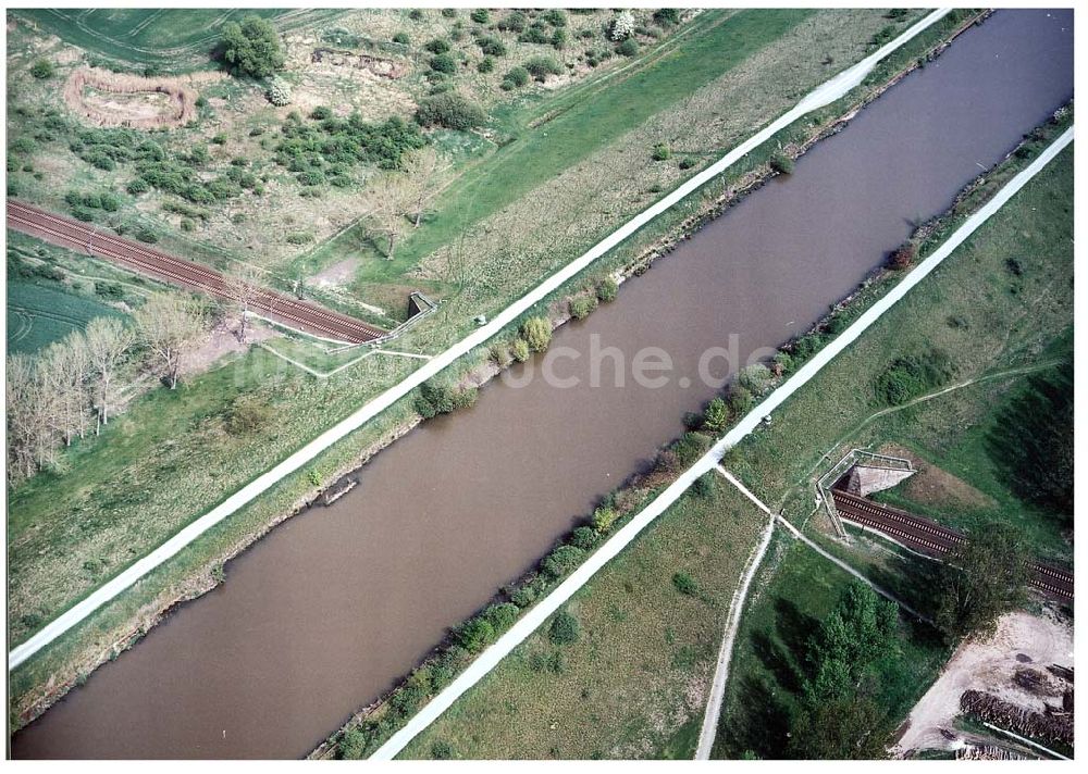 Luftbild Hohenwarthe - Eisenbahndurchführung am Mittellandkanal an der Doppelsparschleuse Hohenwarthe am Wasserstraßenkreuz Magdeburg.