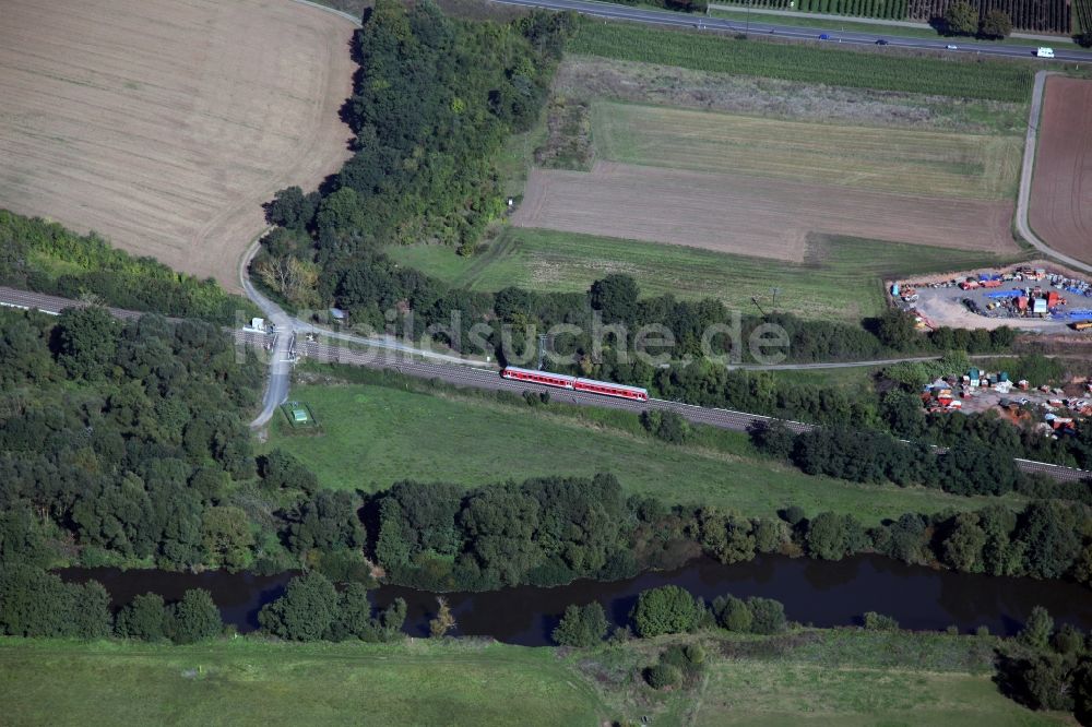 Luftaufnahme Bad Sobernheim - Eisenbahnlinie an der Nahe mit Zug bei Bad Sobernheim im Bundesland Rheinland-Pfalz