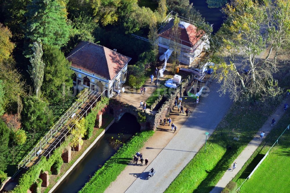 Wörlitz aus der Vogelperspektive: Eisenhart Palais und Terassen an der Rousseau-Insel in Wörlitz im Bundesland Sachsen-Anhalt