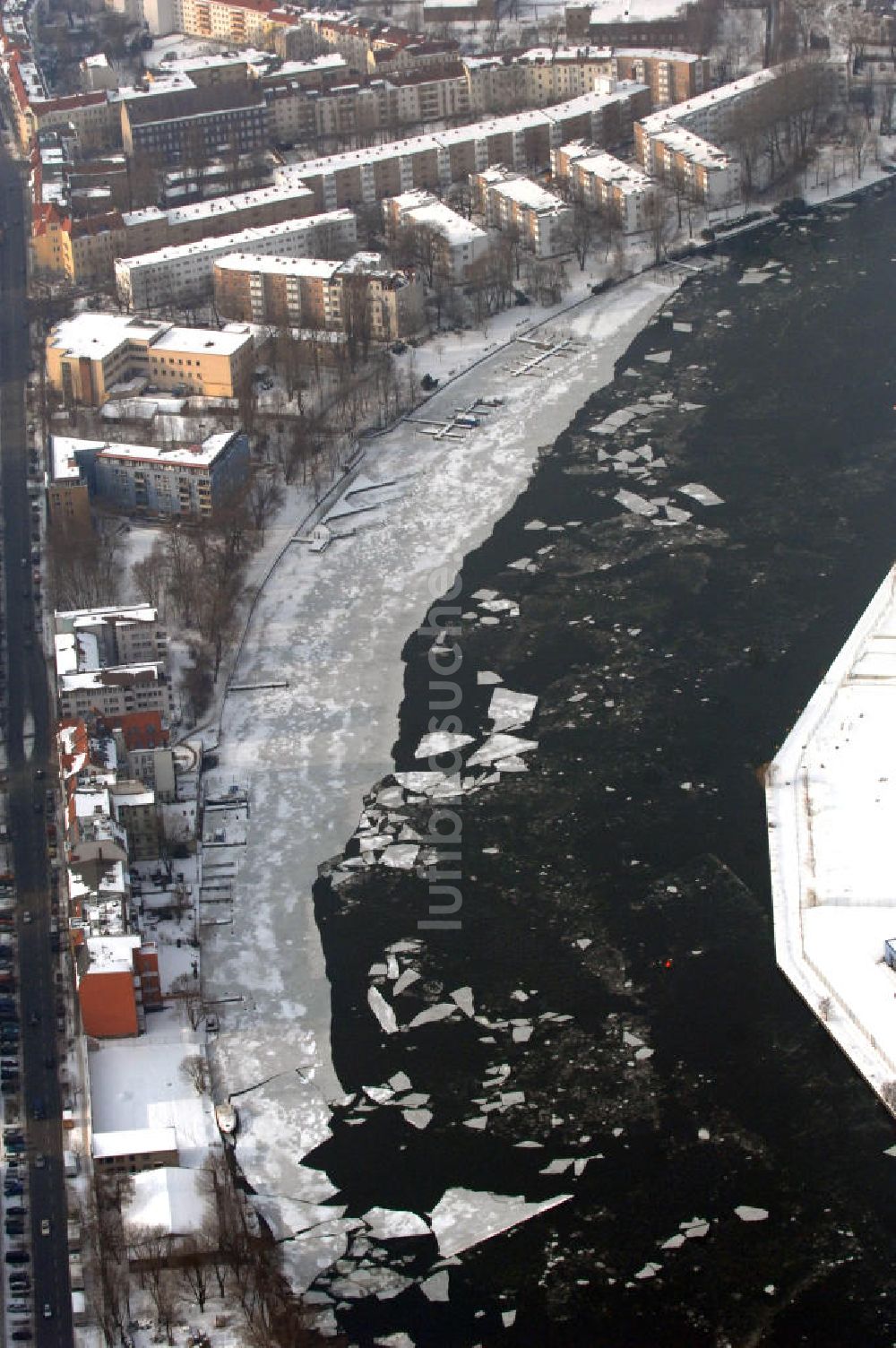 Luftbild Berlin - Eisschollen / ice floes auf der Spree in Berlin-Schöneweide