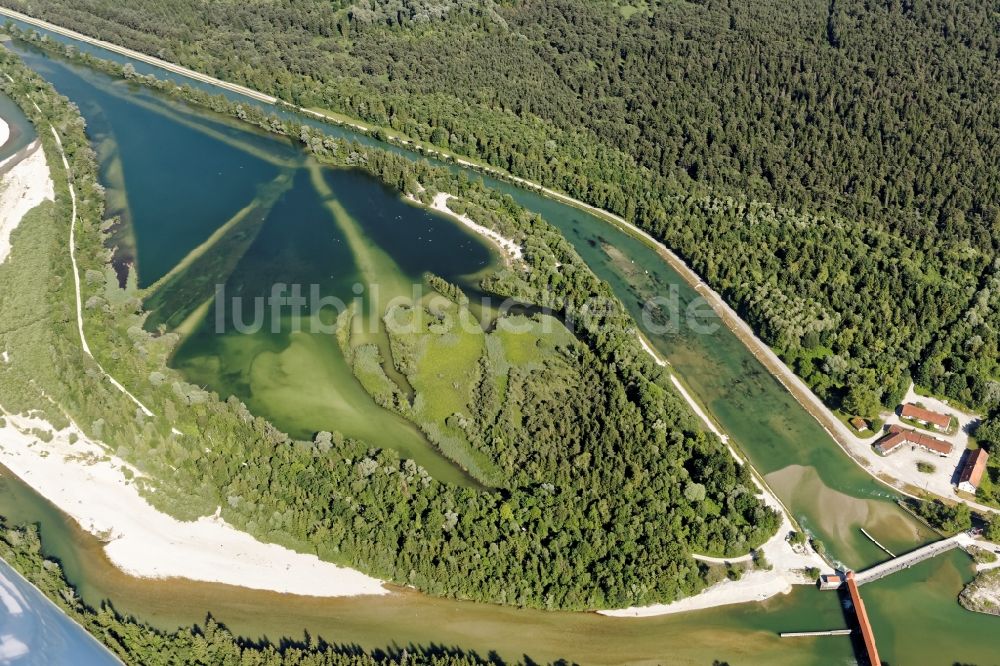 Luftaufnahme Egling - Eisweiher und Staustufe Ickinger Wehr im Flussverlauf der Isar und des Mühltalkanals bei Icking und Egling im Bundesland Bayern