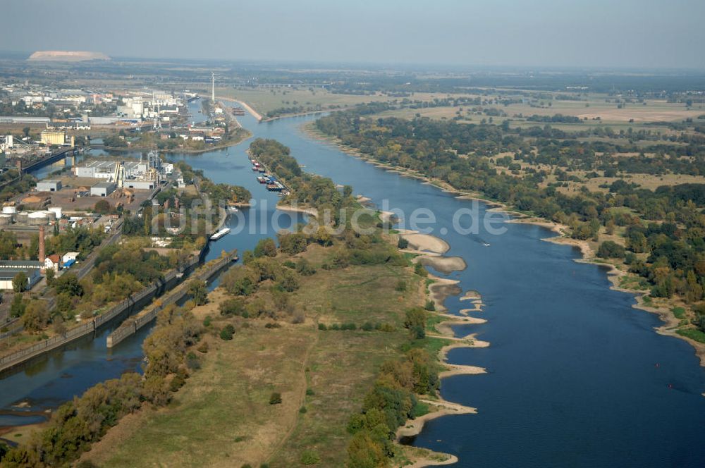 Magdeburg von oben - Elbe-Abstiegskanal am Areal des Magdeburger Binnengafens und der anliegenden Industriegebiete