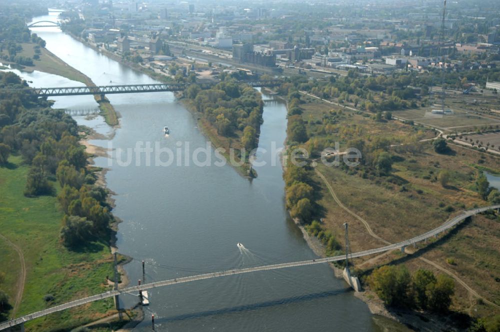 Magdeburg aus der Vogelperspektive: Elbe-Abstiegskanal am Areal des Magdeburger Binnengafens und der anliegenden Industriegebiete