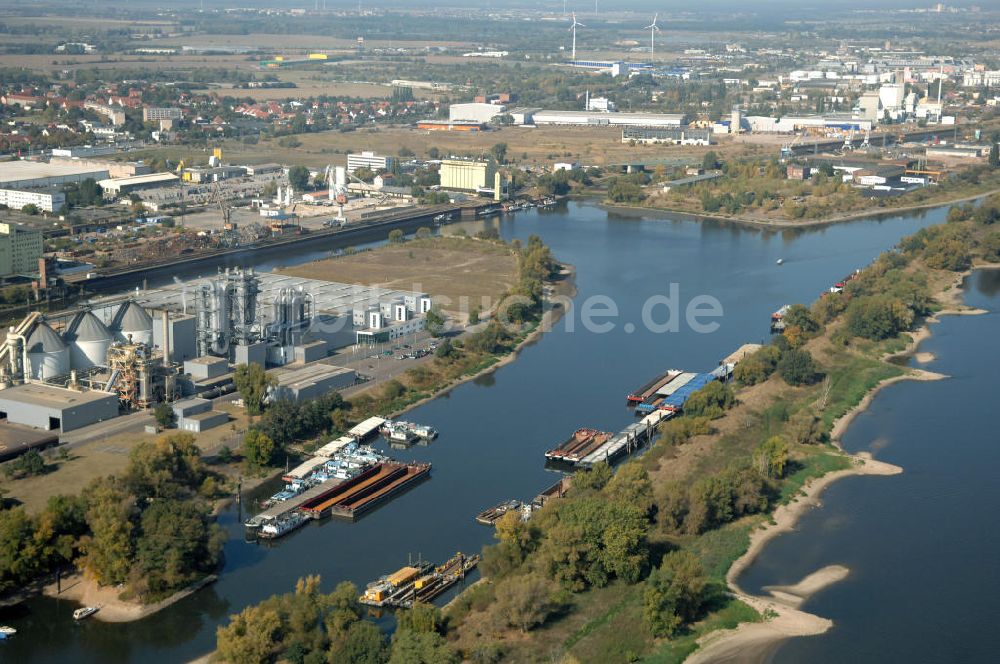 Luftbild Magdeburg - Elbe-Abstiegskanal am Areal des Magdeburger Binnengafens und der anliegenden Industriegebiete