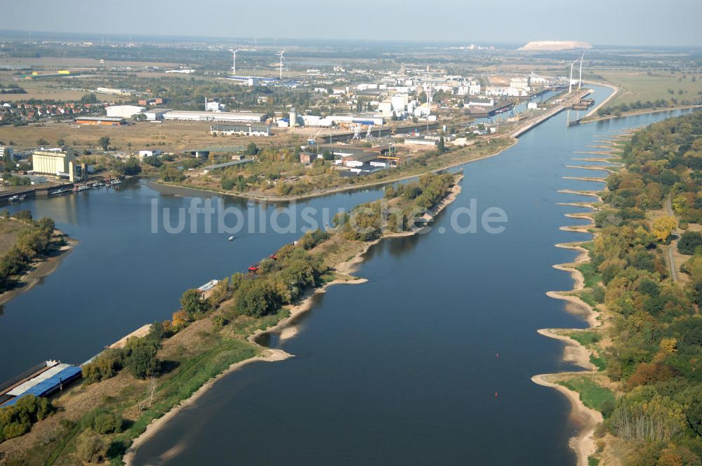 Luftaufnahme Magdeburg - Elbe-Abstiegskanal am Areal des Magdeburger Binnengafens und der anliegenden Industriegebiete