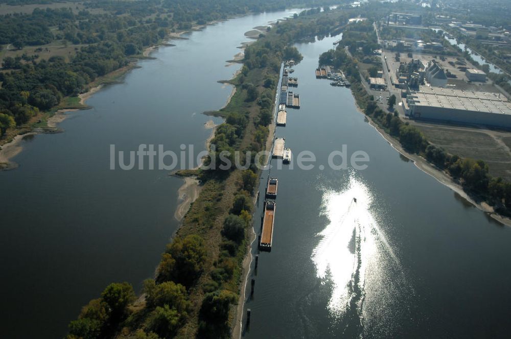 Magdeburg von oben - Elbe-Abstiegskanal am Areal des Magdeburger Binnengafens und der anliegenden Industriegebiete