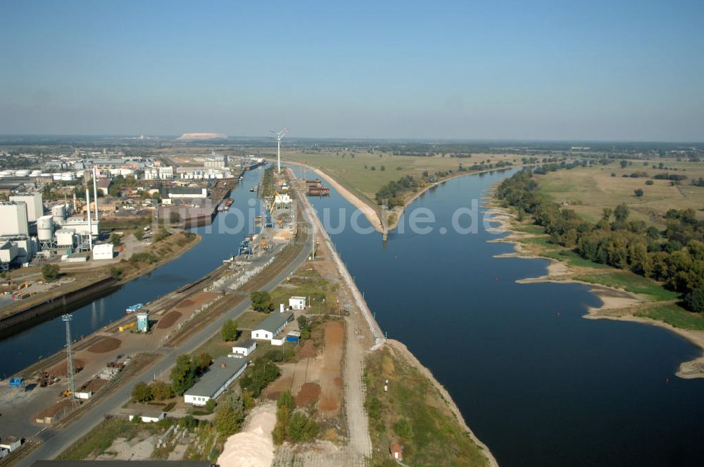 Magdeburg aus der Vogelperspektive: Elbe-Abstiegskanal am Areal des Magdeburger Binnengafens und der anliegenden Industriegebiete