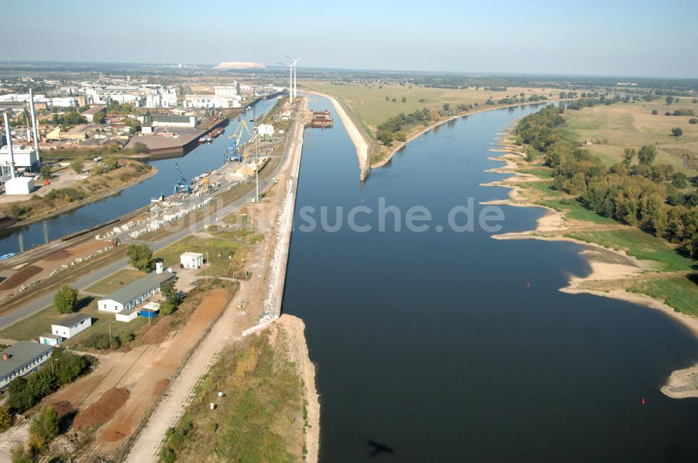 Luftbild Magdeburg - Elbe-Abstiegskanal am Areal des Magdeburger Binnengafens und der anliegenden Industriegebiete