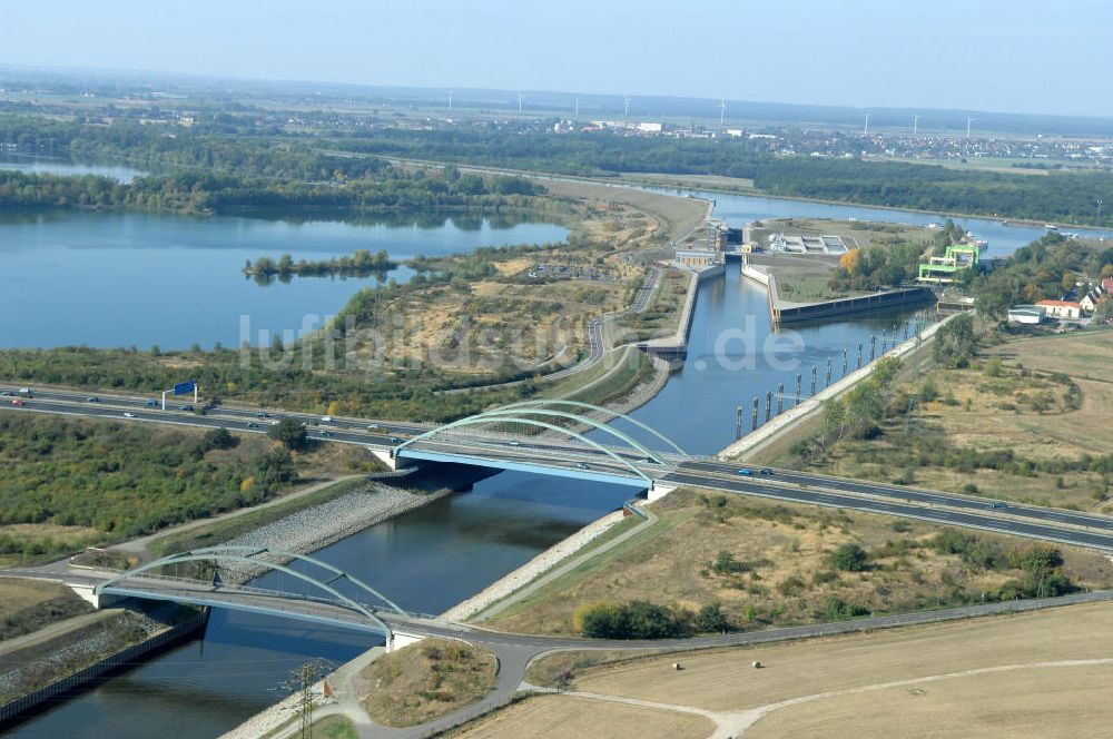 MAGDEBURG aus der Vogelperspektive: Elbe-Abstiegskanal am Areal des Magdeburger Binnenhafens und der anliegenden Industriegebiete