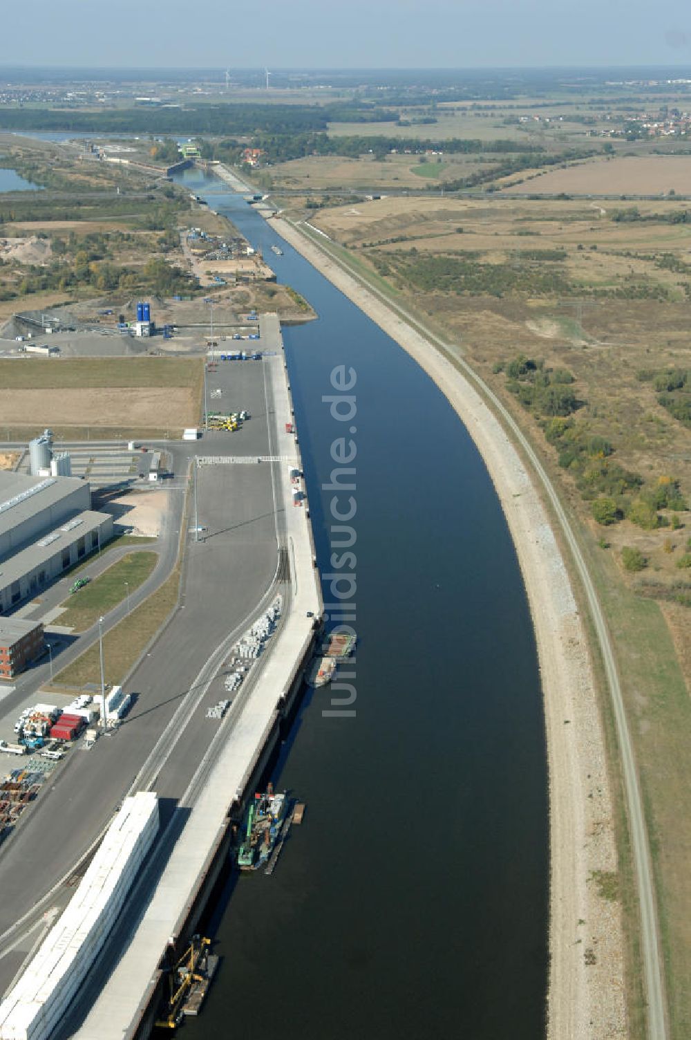 Luftbild MAGDEBURG - Elbe-Abstiegskanal am Areal des Magdeburger Binnenhafens und der anliegenden Industriegebiete