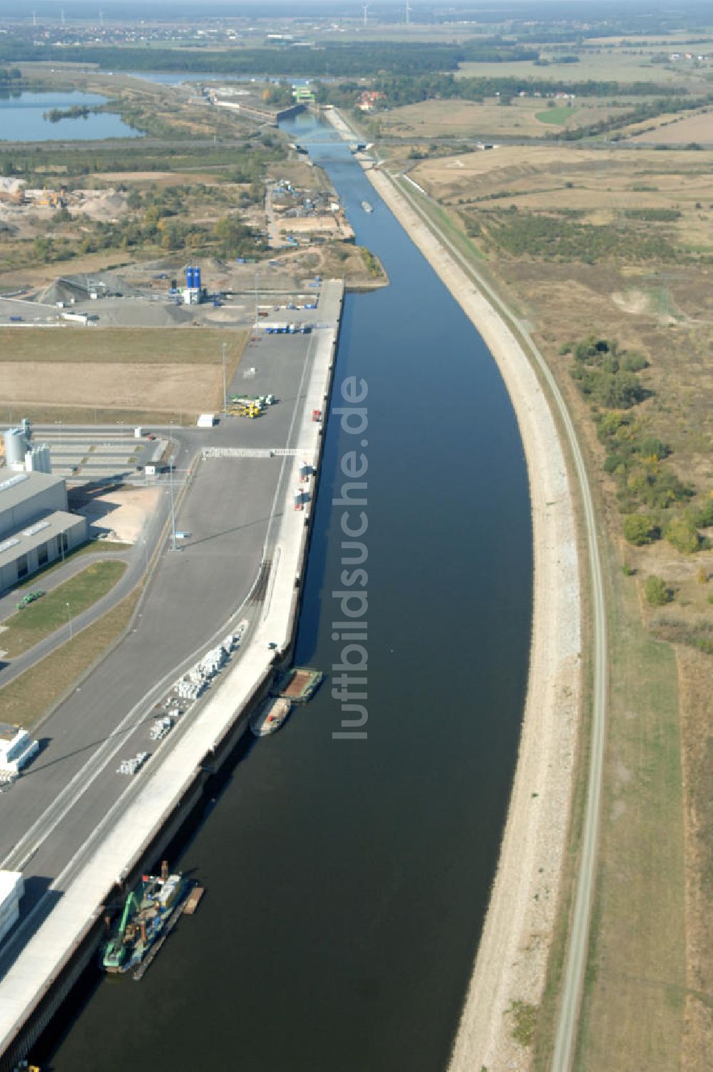 Luftaufnahme MAGDEBURG - Elbe-Abstiegskanal am Areal des Magdeburger Binnenhafens und der anliegenden Industriegebiete