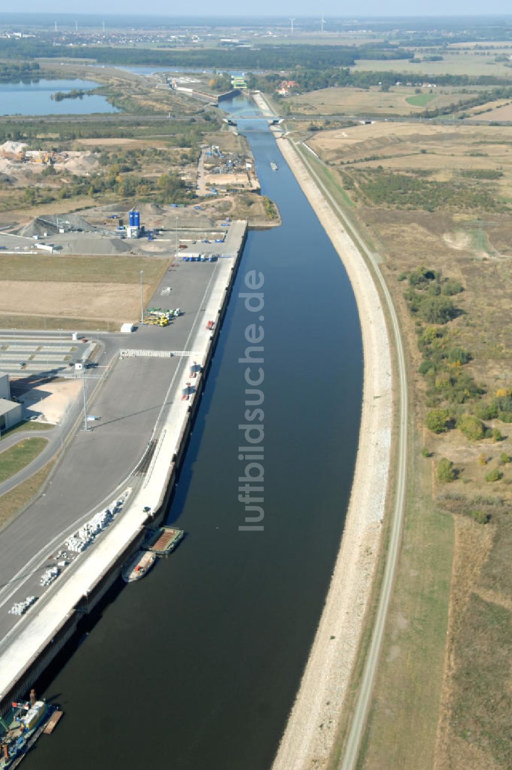 MAGDEBURG von oben - Elbe-Abstiegskanal am Areal des Magdeburger Binnenhafens und der anliegenden Industriegebiete