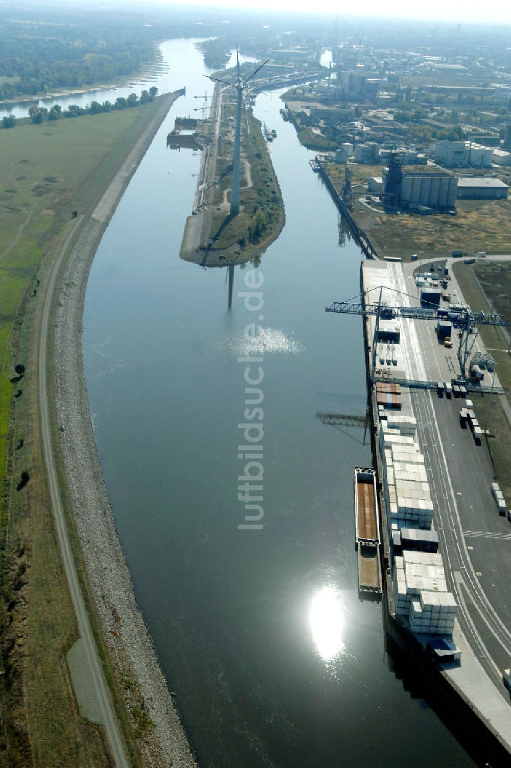 MAGDEBURG aus der Vogelperspektive: Elbe-Abstiegskanal am Areal des Magdeburger Binnenhafens und der anliegenden Industriegebiete