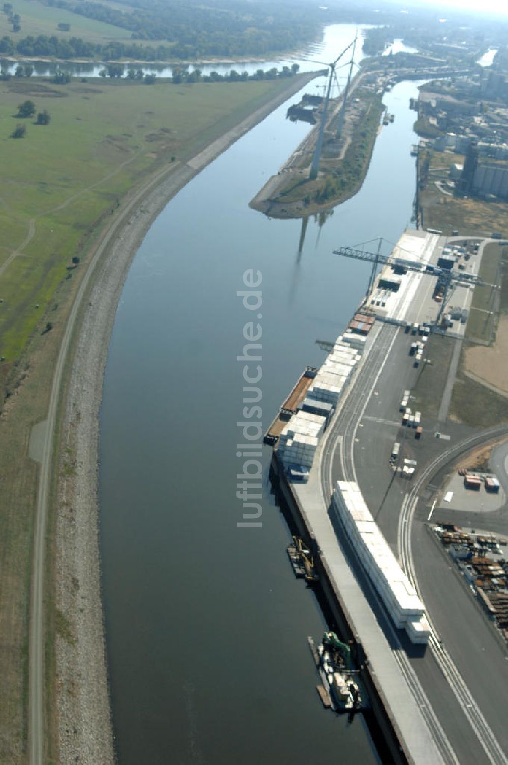 Luftbild MAGDEBURG - Elbe-Abstiegskanal am Areal des Magdeburger Binnenhafens und der anliegenden Industriegebiete