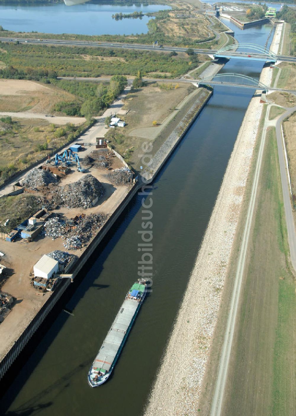 MAGDEBURG von oben - Elbe-Abstiegskanal am Areal des Magdeburger Binnenhafens und der anliegenden Industriegebiete