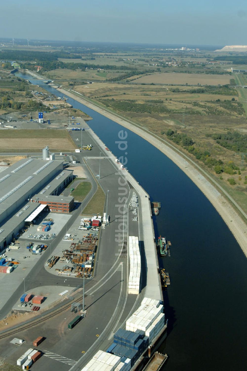 MAGDEBURG aus der Vogelperspektive: Elbe-Abstiegskanal am Areal des Magdeburger Binnenhafens und der anliegenden Industriegebiete