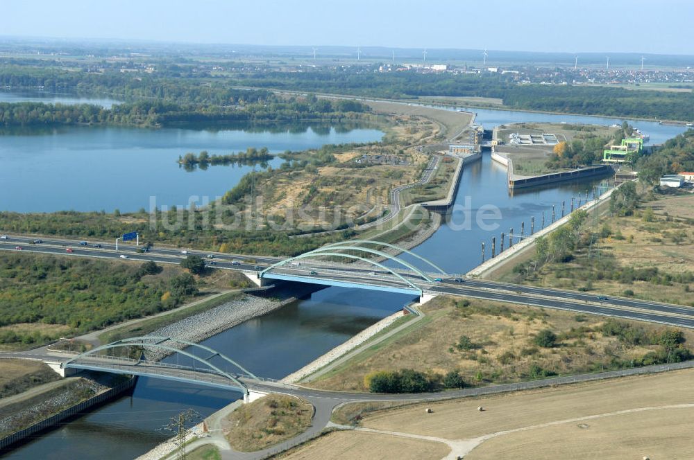 Luftbild MAGDEBURG - Elbe-Abstiegskanal am Areal des Magdeburger Binnenhafens und der anliegenden Industriegebiete