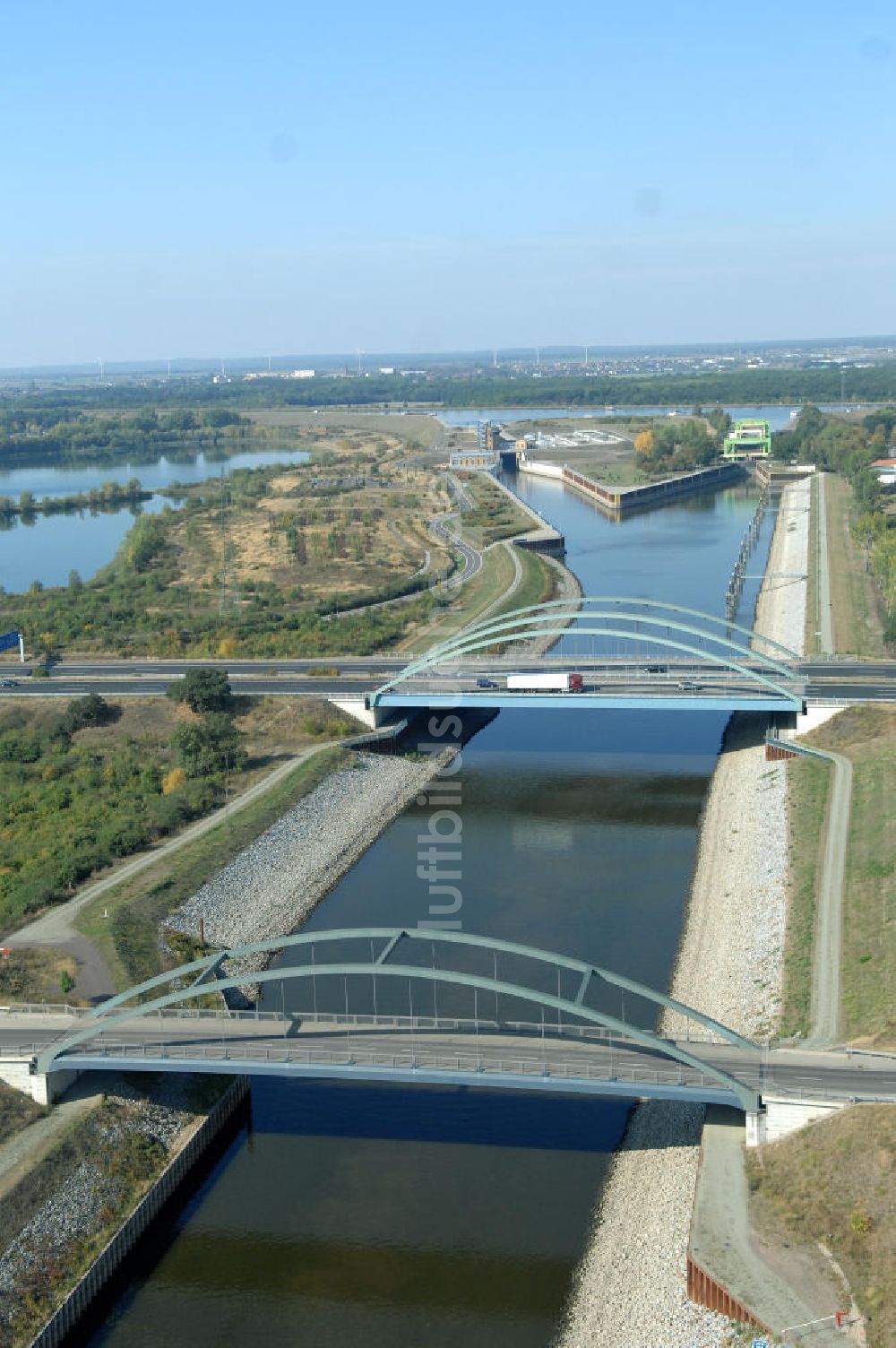 MAGDEBURG aus der Vogelperspektive: Elbe-Abstiegskanal am Areal des Magdeburger Binnenhafens und der anliegenden Industriegebiete