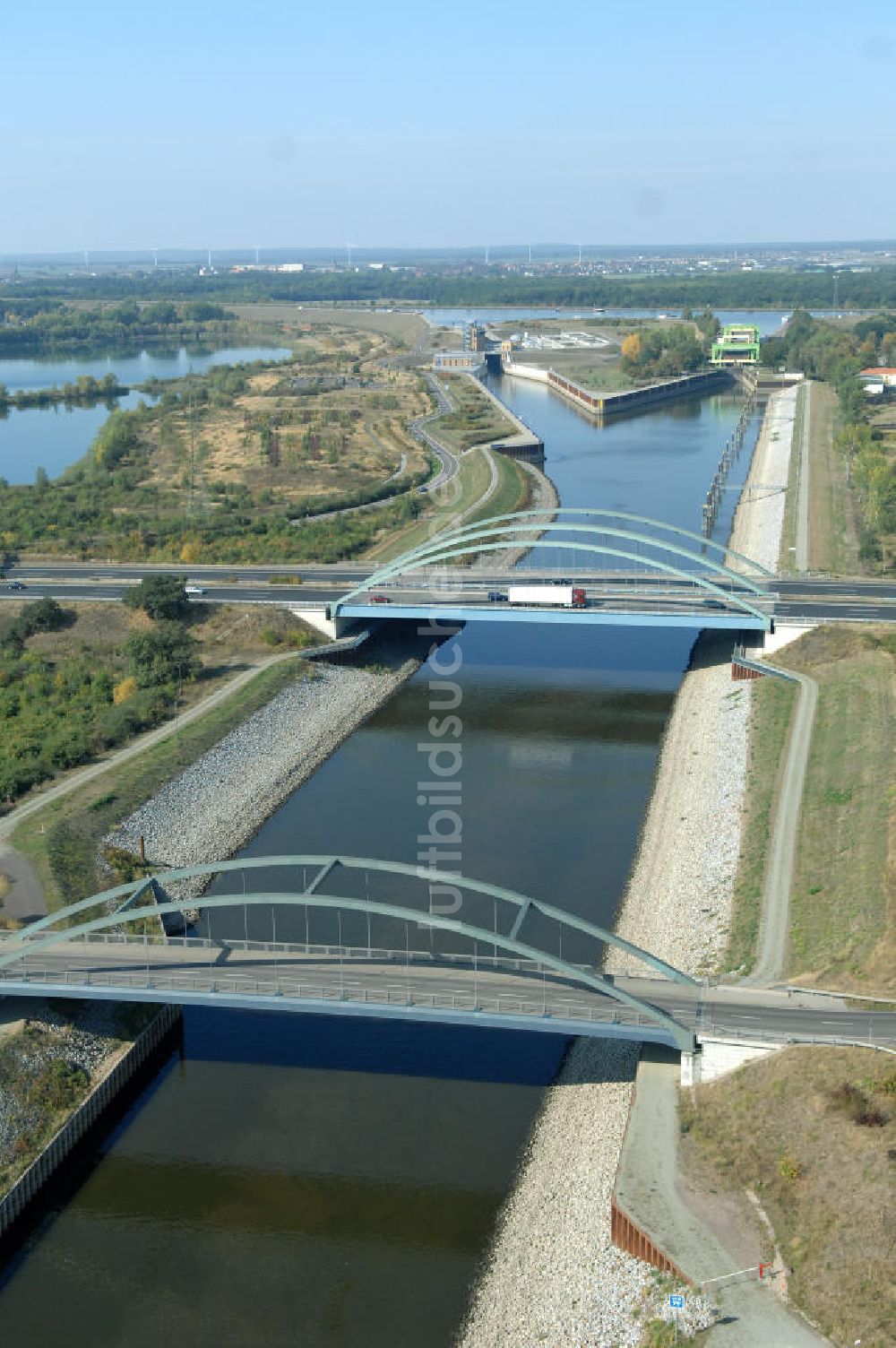 Luftbild MAGDEBURG - Elbe-Abstiegskanal am Areal des Magdeburger Binnenhafens und der anliegenden Industriegebiete