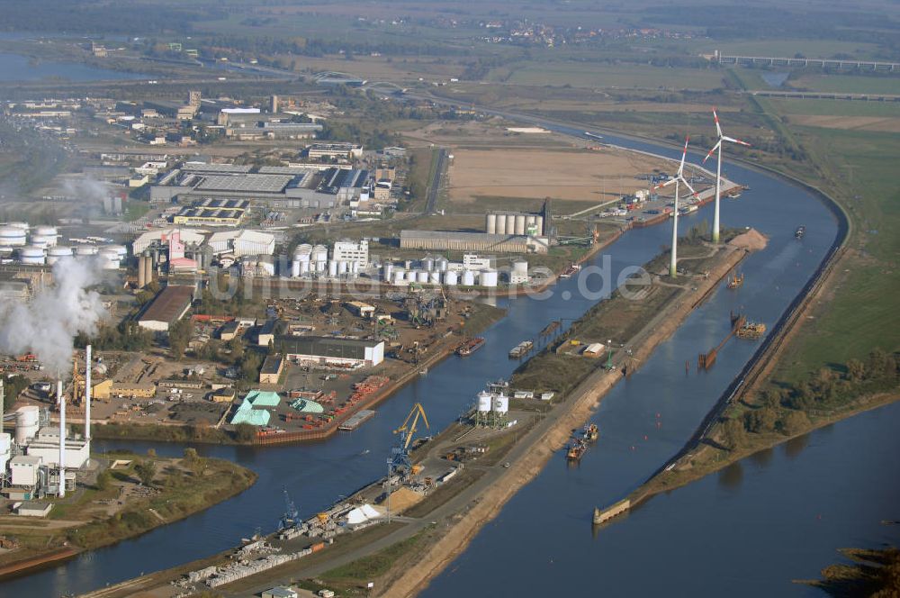 Luftbild Magdeburg - Elbe mit Bio- Ölwerk, Agrarhandel, Amroc Baustoffe und die Baustelle zum Ausbau des Binnenhafens